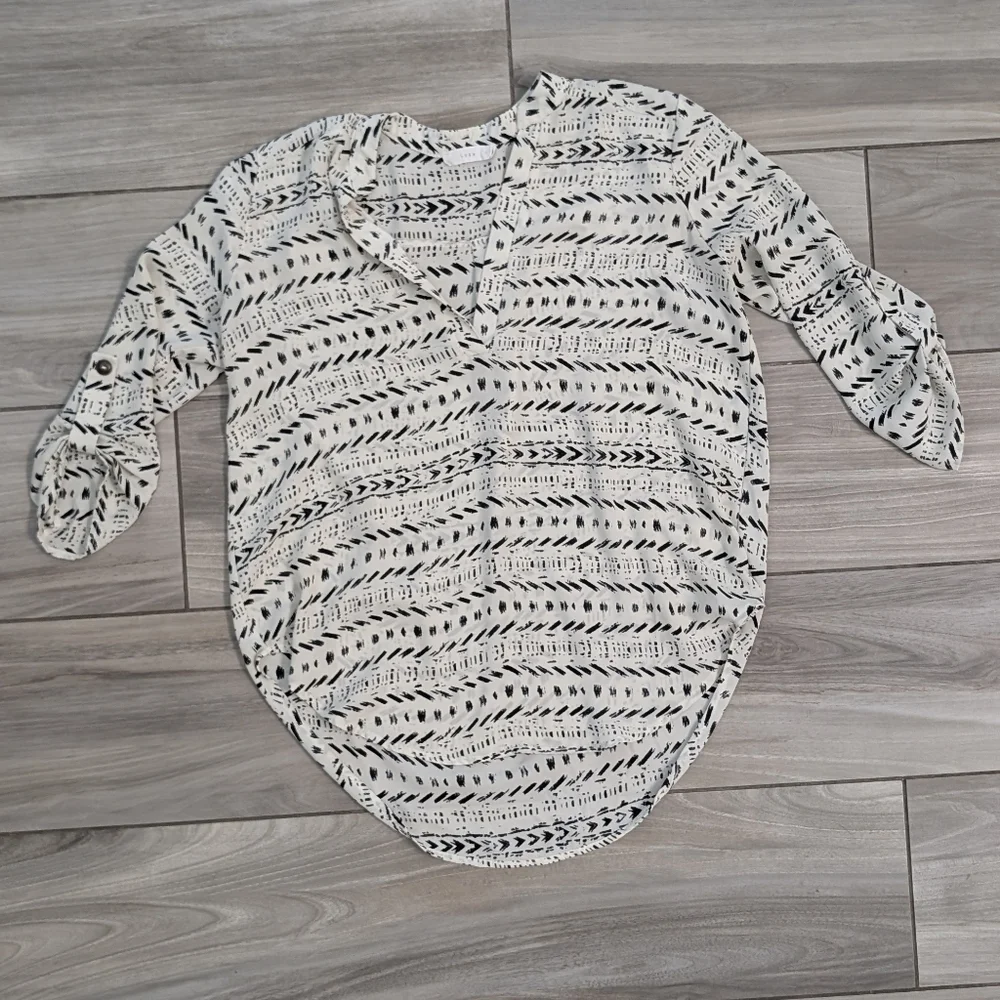 🥁 Lush Ink Blot V Neck Lightweight 3/4 Sleeve Top